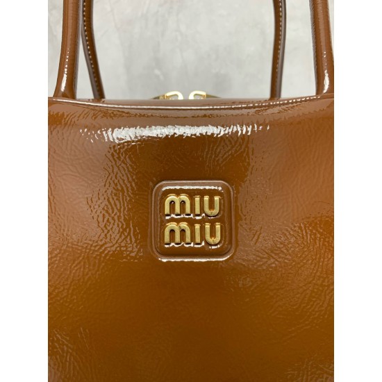 P8505BB117M family new briefcase heavy handmade with new oil wax patent leather material unique ice crackle texture leather surface bold and innovative design perfectly interprets the Miu eclectic style dashing casual and tolerant attitude towards life th