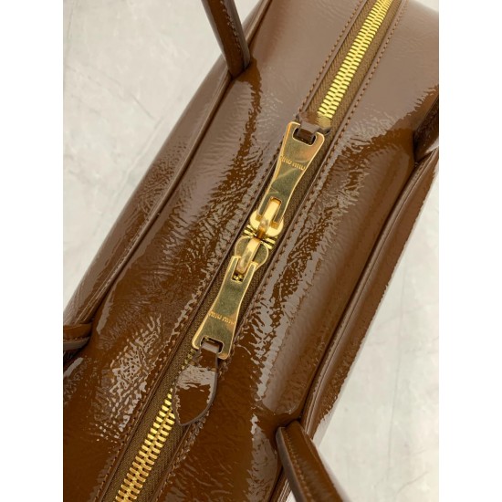 P8505BB117M family new briefcase heavy handmade with new oil wax patent leather material unique ice crackle texture leather surface bold and innovative design perfectly interprets the Miu eclectic style dashing casual and tolerant attitude towards life th