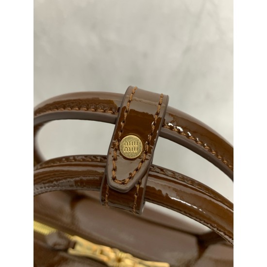 P8505BB117M family new briefcase heavy handmade with new oil wax patent leather material unique ice crackle texture leather surface bold and innovative design perfectly interprets the Miu eclectic style dashing casual and tolerant attitude towards life th