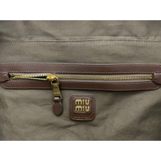 P8505BB117M family new briefcase heavy handmade with new oil wax patent leather material unique ice crackle texture leather surface bold and innovative design perfectly interprets the Miu eclectic style dashing casual and tolerant attitude towards life th