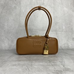 P7805BB173MiuMi25ss shoulder bag hot in the whole network Super beautiful Beau handbag fusion of vintage style contemporary spirit really too grass using the top imported calfskin leather smooth and delicate soft back are very nice Oh simple design easy t
