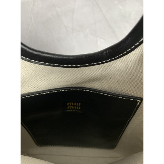 p6305BA281 black miu new mini tote bag new size compact cute adaptable high fashion chic and versatile details exquisite exquisite classic embossed letters logo add a distinctive style and recognition continue Miu retro style casual and unrestrained with 