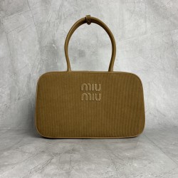 p8005BB117 Cinnamon Brown MiuMiu new corduroy briefcase fashion and classic fusion of sophisticated casual lazy corduroy fabric with calfskin leather texture is soft and durable than the all-leather model is lighter and more versatile color both appearanc