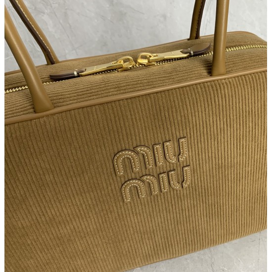 p8005BB117 Cinnamon Brown MiuMiu new corduroy briefcase fashion and classic fusion of sophisticated casual lazy corduroy fabric with calfskin leather texture is soft and durable than the all-leather model is lighter and more versatile color both appearanc