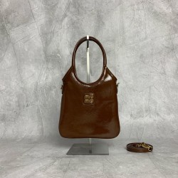 P6305BA281M's new mini tote bagNew sizeCompact and cuteHighly adaptableChic, chic and versatileDetailed and exquisiteClassic embossed letter logo adds a unique style and recognitionContinuing the Miu vintage styleCasual and free-spiritedWith removable and