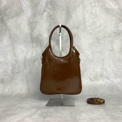 P6305BA281M's new mini tote bagNew sizeCompact and cuteHighly adaptableChic, chic and versatileDetailed and exquisiteClassic embossed letter logo adds a unique style and recognitionContinuing the Miu vintage styleCasual and free-spiritedWith removable and