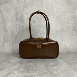 p6805BB173 patent leather brown Miu new bowling ball heavy handmade with new oil wax patent leather material unique ice crack texture leather surface bold and innovative design perfect interpretation of the Miu unconventional style dashing casual toleranc