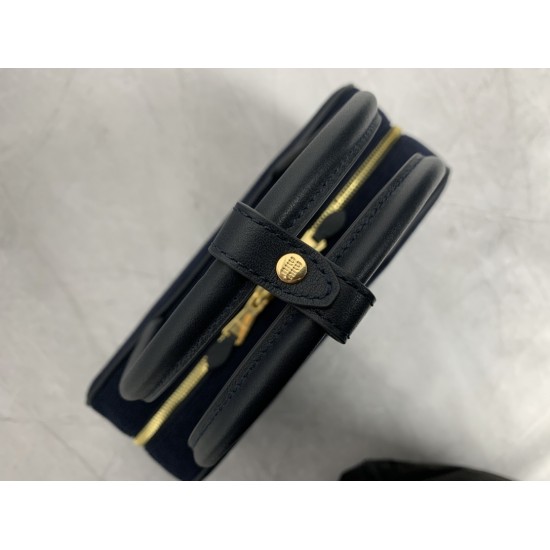 p8005BB117 corduroy blue MiuMiu new corduroy briefcase fashion and classic fusion of sophisticated casual lazy corduroy fabric with calfskin leather texture is soft and durable than the all-leather model is lighter and more versatile color both appearance