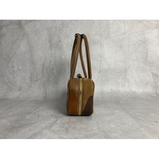 p7505BB147 Patchwork Brown Miu new patchwork bowling ball heavy handmade using a variety of leather patchwork made of bold and innovative design perfectly interprets the Miu eclectic style dashing casual and tolerant attitude towards life This bag is cool