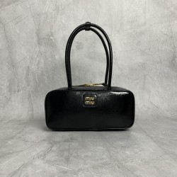 p6805BB173 patent leather black Miu new bowling ball heavy handmade with new oil wax patent leather material unique ice crack texture leather surface bold and innovative design perfectly interprets the Miu eclectic style dashing casual and inclusive attit