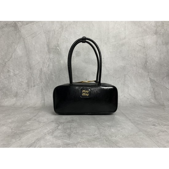 p6805BB173 patent leather black Miu new bowling ball heavy handmade with new oil wax patent leather material unique ice crack texture leather surface bold and innovative design perfectly interprets the Miu eclectic style dashing casual and inclusive attit