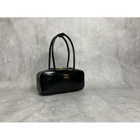 p6805BB173 patent leather black Miu new bowling ball heavy handmade with new oil wax patent leather material unique ice crack texture leather surface bold and innovative design perfectly interprets the Miu eclectic style dashing casual and inclusive attit