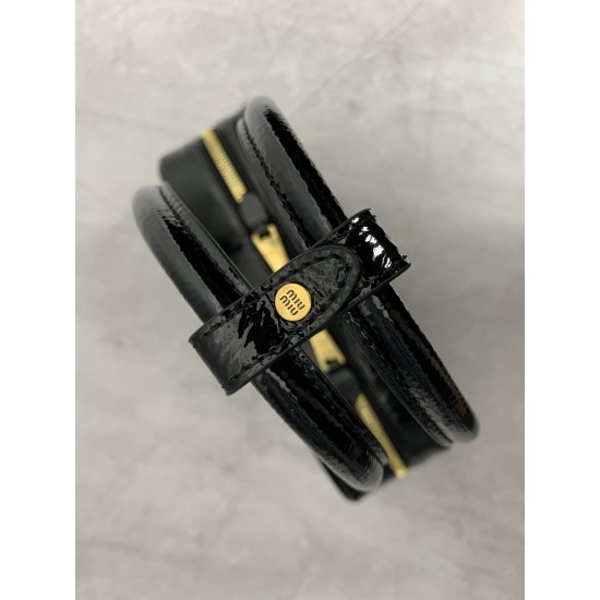 p6805BB173 patent leather black Miu new bowling ball heavy handmade with new oil wax patent leather material unique ice crack texture leather surface bold and innovative design perfectly interprets the Miu eclectic style dashing casual and inclusive attit