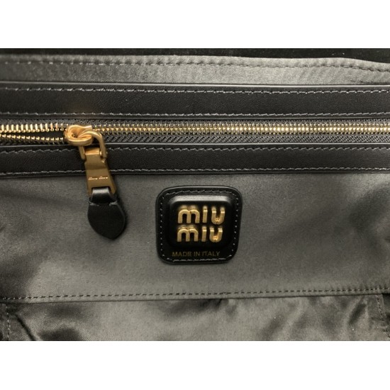 p6805BB173 patent leather black Miu new bowling ball heavy handmade with new oil wax patent leather material unique ice crack texture leather surface bold and innovative design perfectly interprets the Miu eclectic style dashing casual and inclusive attit