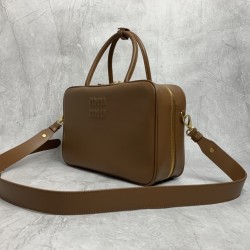 p9005BB117 shoulder strap models brown black M family fall and winter new briefcase deservedly top popular players classic atmosphere of the bowling bag shape design to add a touch of handsome and Miu girl's image of the contrast embossed LOGO without exc