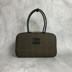 p8005BB117 Plaid green MiuMiu new birdcage briefcase a complete blend of fashion and classic the next big hit is it wool fabric with calfskin leather texture is soft and durable than the all-leather model is lighter and more versatile color both appearanc