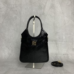 P6305BA281M's new mini tote bagNew sizeCompact and cuteHighly adaptableChic, chic and versatileDetailed and exquisiteClassic embossed letter logo adds a unique style and recognitionContinuing the Miu vintage styleCasual and free-spiritedWith removable and