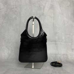 P6305BA281M's new mini tote bagNew sizeCompact and cuteHighly adaptableChic, chic and versatileDetailed and exquisiteClassic embossed letter logo adds a unique style and recognitionContinuing the Miu vintage styleCasual and free-spiritedWith removable and