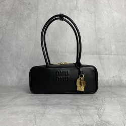 P7805BB173MiuMi25ss shoulder bag hot in the whole network Super beautiful Beau handbag fusion of vintage style contemporary spirit really too grass using the top imported calfskin leather smooth and delicate soft back are very nice Oh simple design easy t