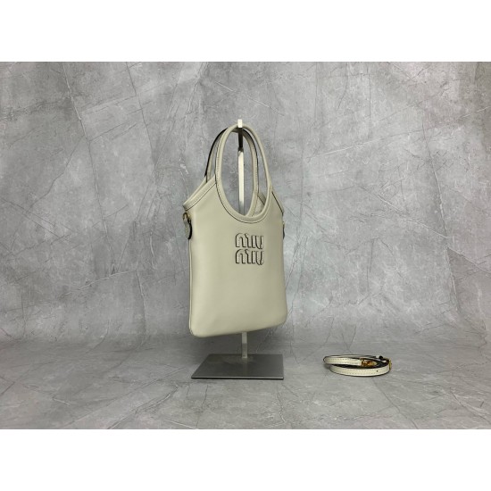 p6305BA281 white miu new mini tote bag new size compact cute adaptable high fashion chic and versatile details exquisite exquisite classic embossed letters logo add a distinctive style and recognition continue Miu retro style casual and unrestrained with 