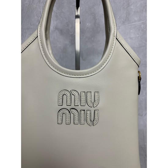 p6305BA281 white miu new mini tote bag new size compact cute adaptable high fashion chic and versatile details exquisite exquisite classic embossed letters logo add a distinctive style and recognition continue Miu retro style casual and unrestrained with 