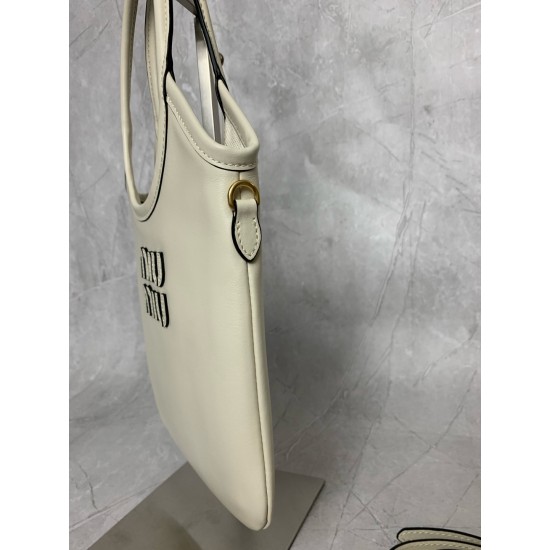 p6305BA281 white miu new mini tote bag new size compact cute adaptable high fashion chic and versatile details exquisite exquisite classic embossed letters logo add a distinctive style and recognition continue Miu retro style casual and unrestrained with 