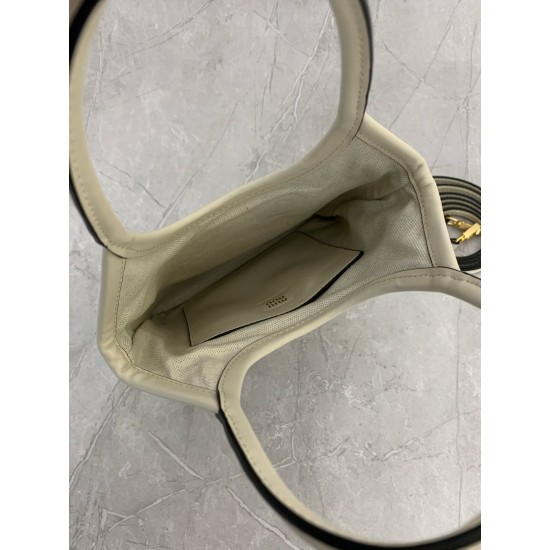 p6305BA281 white miu new mini tote bag new size compact cute adaptable high fashion chic and versatile details exquisite exquisite classic embossed letters logo add a distinctive style and recognition continue Miu retro style casual and unrestrained with 