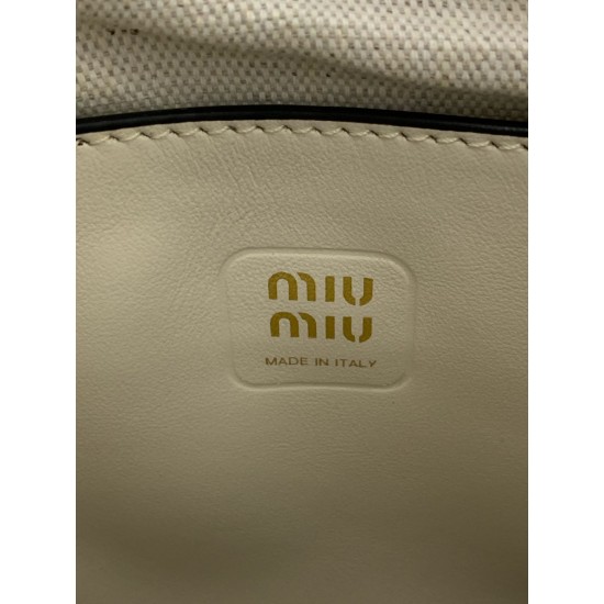 p6305BA281 white miu new mini tote bag new size compact cute adaptable high fashion chic and versatile details exquisite exquisite classic embossed letters logo add a distinctive style and recognition continue Miu retro style casual and unrestrained with 