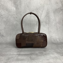 P7505BB147 special original leather splicing M new splicing bowling ball heavy handmade using a variety of leather splicing made of bold and innovative design perfectly interprets the Miu eclectic style dashing casual and tolerant attitude towards life th