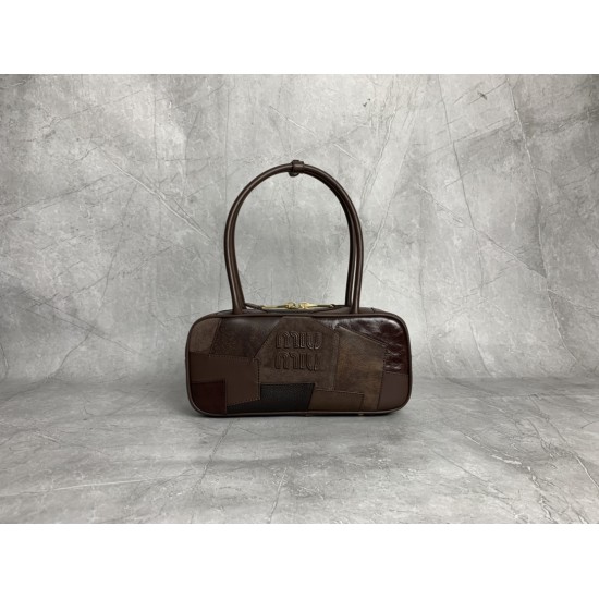 P7505BB147 special original leather splicing M new splicing bowling ball heavy handmade using a variety of leather splicing made of bold and innovative design perfectly interprets the Miu eclectic style dashing casual and tolerant attitude towards life th