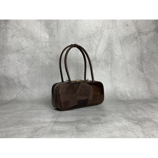 P7505BB147 special original leather splicing M new splicing bowling ball heavy handmade using a variety of leather splicing made of bold and innovative design perfectly interprets the Miu eclectic style dashing casual and tolerant attitude towards life th