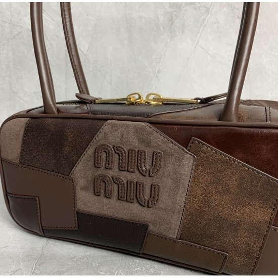 P7505BB147 special original leather splicing M new splicing bowling ball heavy handmade using a variety of leather splicing made of bold and innovative design perfectly interprets the Miu eclectic style dashing casual and tolerant attitude towards life th