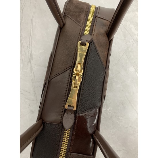 P7505BB147 special original leather splicing M new splicing bowling ball heavy handmade using a variety of leather splicing made of bold and innovative design perfectly interprets the Miu eclectic style dashing casual and tolerant attitude towards life th