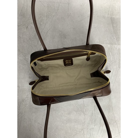 P7505BB147 special original leather splicing M new splicing bowling ball heavy handmade using a variety of leather splicing made of bold and innovative design perfectly interprets the Miu eclectic style dashing casual and tolerant attitude towards life th