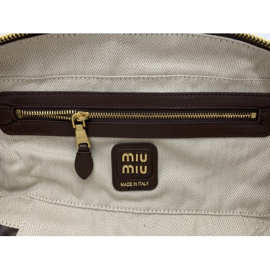 P7505BB147 special original leather splicing M new splicing bowling ball heavy handmade using a variety of leather splicing made of bold and innovative design perfectly interprets the Miu eclectic style dashing casual and tolerant attitude towards life th