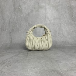 p6105BP078 white MiuMiu new mini MiuWander handbags imported lambskin classic brand iconic Matelasse texture embroidery vintage frosted hardware use of round lone curve retains the proper sense of playfulness bag type overall stiff and shapely full of per