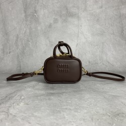 p3805NR020MiuMiu mini briefcase is now online, no resistance to mini things, too cute hot super mini who do not love not only can shoulder crossbody, but also can be put on the belt, stacked with a large bag hanging accessories are very miu really underst