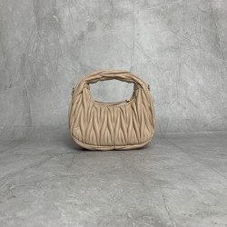 p6105BP078 nude pink MiuMiu new mini MiuWander handbags imported lambskin classic brand iconic Matelasse texture embroidery vintage frosted hardware use of the round lone curve retains the proper sense of playfulness bag type overall stiff and shapely ful