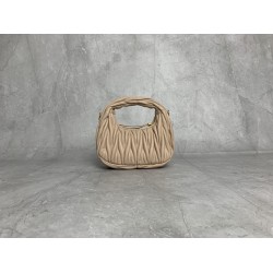 p6105BP078 nude pink MiuMiu new mini MiuWander handbags imported lambskin classic brand iconic Matelasse texture embroidery vintage frosted hardware use of the round lone curve retains the proper sense of playfulness bag type overall stiff and shapely ful