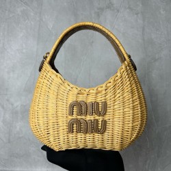 P6505BC125miumiu summer rustic resort style woven vegetable blue sub bag front hand-stitched leather logo label inside a card compartment with a long leather shoulder strap shoulder hand carry can be capacity is very cell phone tissue powder lipstick can 