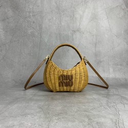 P6505BC125miumiu summer rustic resort style woven vegetable blue sub bag front hand-stitched leather logo label inside a card compartment with a long leather shoulder strap shoulder hand carry can be capacity is very cell phone tissue powder lipstick can 