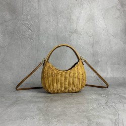 P6505BC125miumiu summer rustic resort style woven vegetable blue sub bag front hand-stitched leather logo label inside a card compartment with a long leather shoulder strap shoulder hand carry can be capacity is very cell phone tissue powder lipstick can 