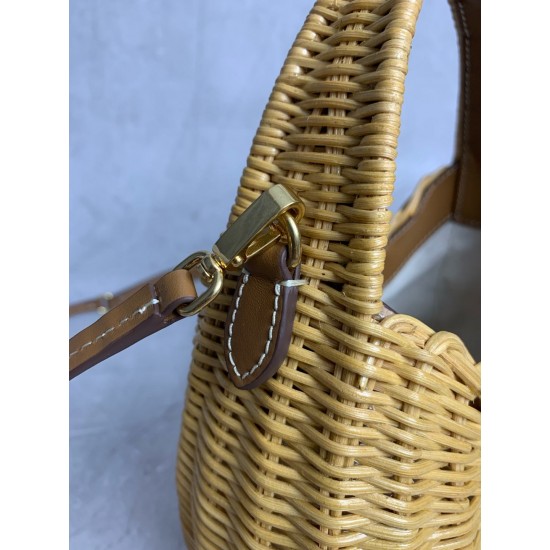 P6505BC125miumiu summer rustic resort style woven vegetable blue sub bag front hand-stitched leather logo label inside a card compartment with a long leather shoulder strap shoulder hand carry can be capacity is very cell phone tissue powder lipstick can 