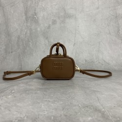 p3805NR020MiuMiu mini briefcase is now online, no resistance to mini things, too cute hot super mini who do not love not only can shoulder crossbody, but also can be put on the belt, stacked with a large bag hanging accessories are very miu really underst