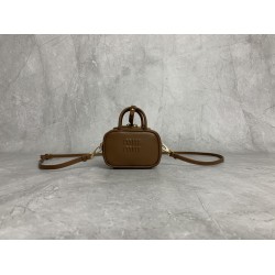 p3805NR020MiuMiu mini briefcase is now online, no resistance to mini things, too cute hot super mini who do not love not only can shoulder crossbody, but also can be put on the belt, stacked with a large bag hanging accessories are very miu really underst