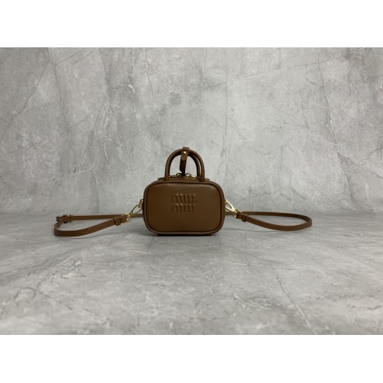 p3805NR020MiuMiu mini briefcase is now online, no resistance to mini things, too cute hot super mini who do not love not only can shoulder crossbody, but also can be put on the belt, stacked with a large bag hanging accessories are very miu really underst