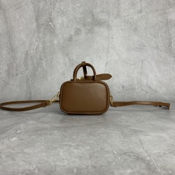 p3805NR020MiuMiu mini briefcase is now online, no resistance to mini things, too cute hot super mini who do not love not only can shoulder crossbody, but also can be put on the belt, stacked with a large bag hanging accessories are very miu really underst