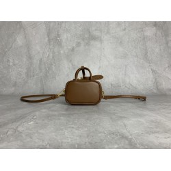 p3805NR020MiuMiu mini briefcase is now online, no resistance to mini things, too cute hot super mini who do not love not only can shoulder crossbody, but also can be put on the belt, stacked with a large bag hanging accessories are very miu really underst