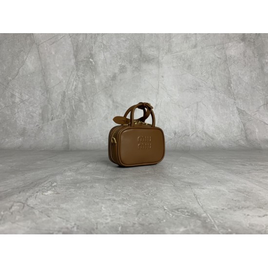 p3805NR020MiuMiu mini briefcase is now online, no resistance to mini things, too cute hot super mini who do not love not only can shoulder crossbody, but also can be put on the belt, stacked with a large bag hanging accessories are very miu really underst
