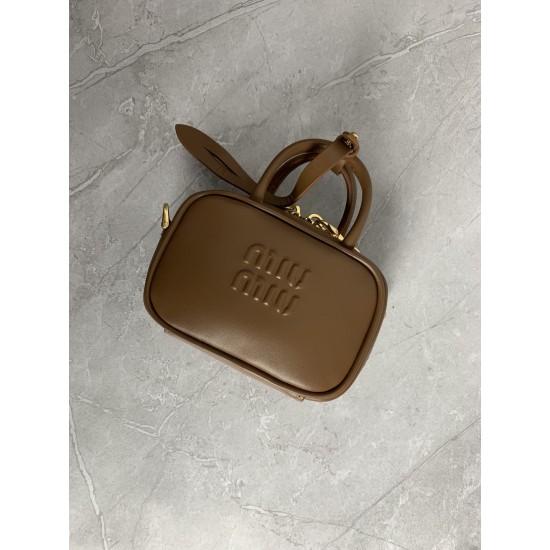 p3805NR020MiuMiu mini briefcase is now online, no resistance to mini things, too cute hot super mini who do not love not only can shoulder crossbody, but also can be put on the belt, stacked with a large bag hanging accessories are very miu really underst